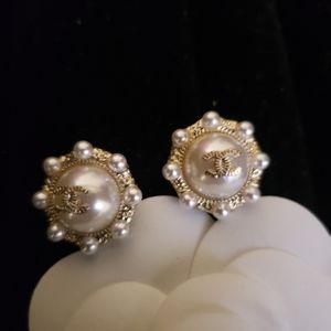 Classic Chanel Gold CC logo Pearls